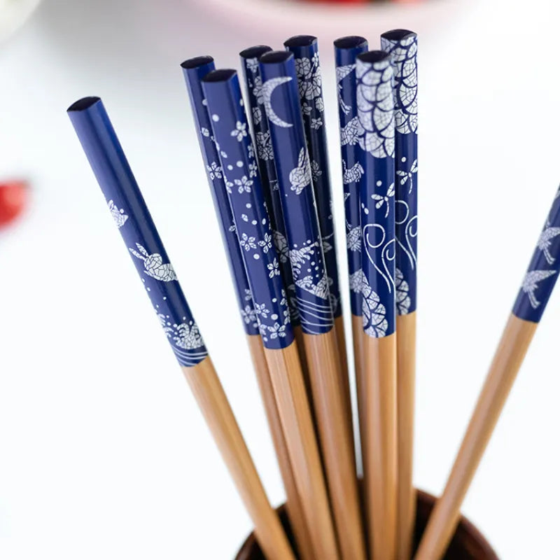 baguettes japonaises bleues et blanches en bois