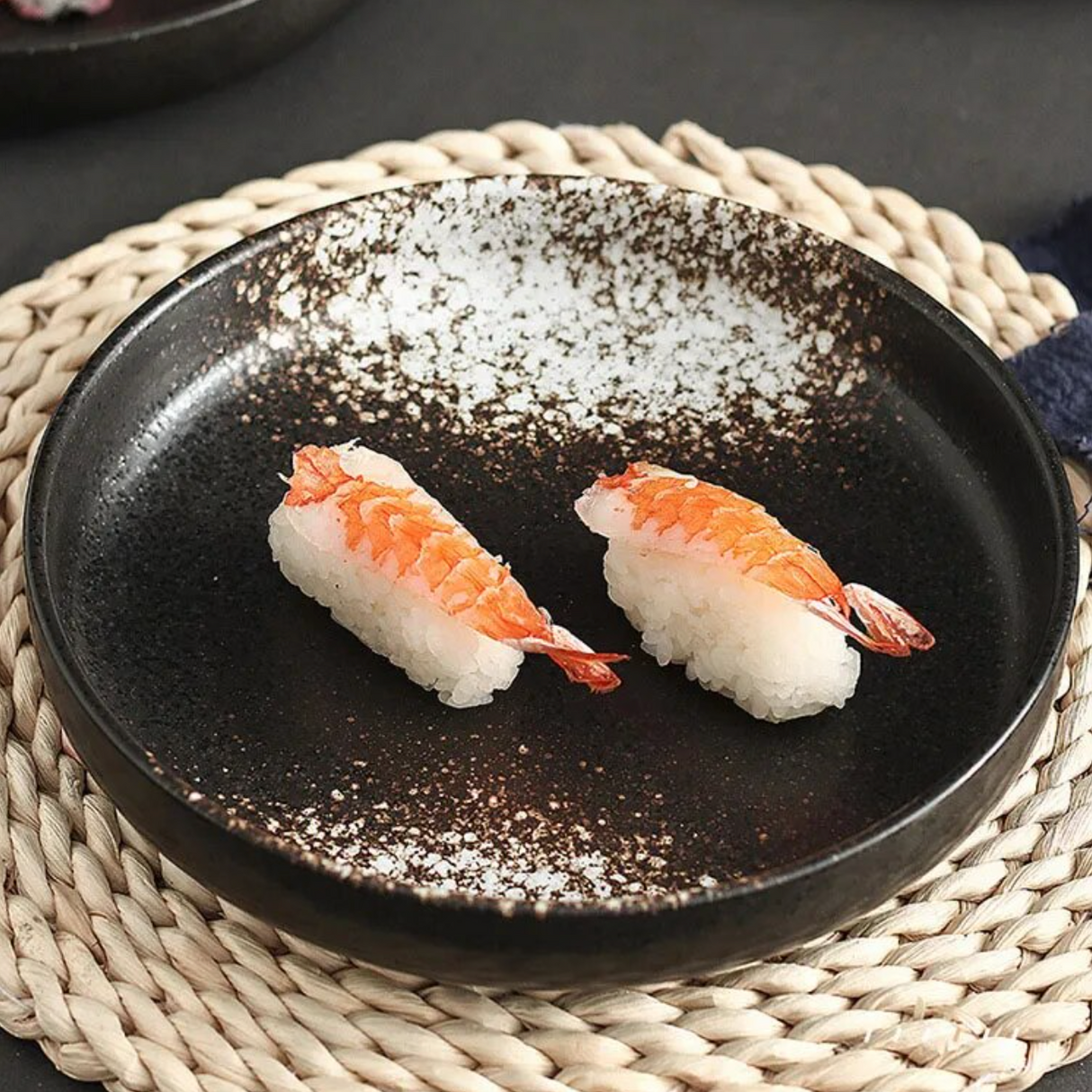 assiette japonaise noire sushi