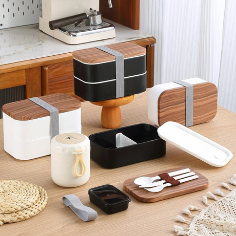 Boîte bento japonaise avec couverts