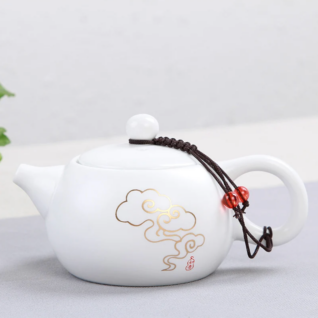 Petite théière japonaise blanche avec dessin