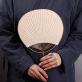 Éventail japonais uchiwa traditionnel