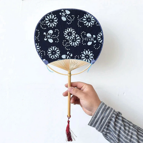 Éventail japonais uchiwa bleu à fleurs