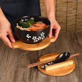 Bol japonais avec baguettes et cuillère