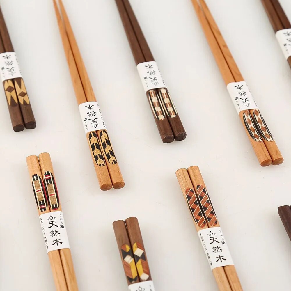 baguettes japonaises en bois sculpte a motifs