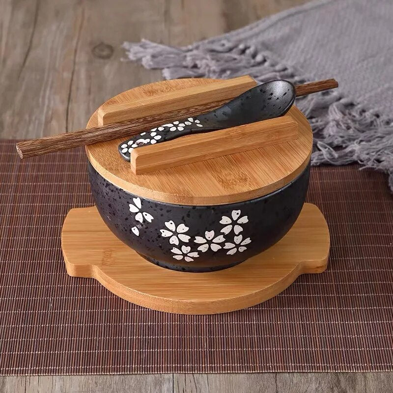 Bol japonais avec baguettes et cuillère