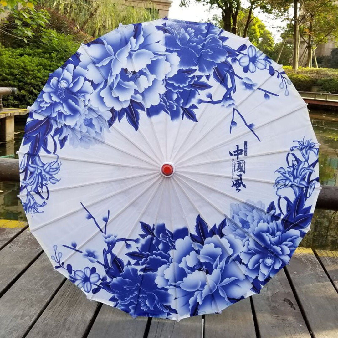 ombrelle-japonaise-blanche-a-fleurs-bleues