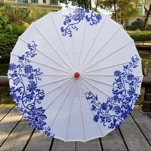 ombrelle-japonaise-blanche-et-bleue
